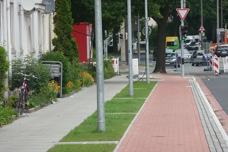 Neuer Rad- / Fu&szlig;weg auf der westlichen Stra&szlig;enseite