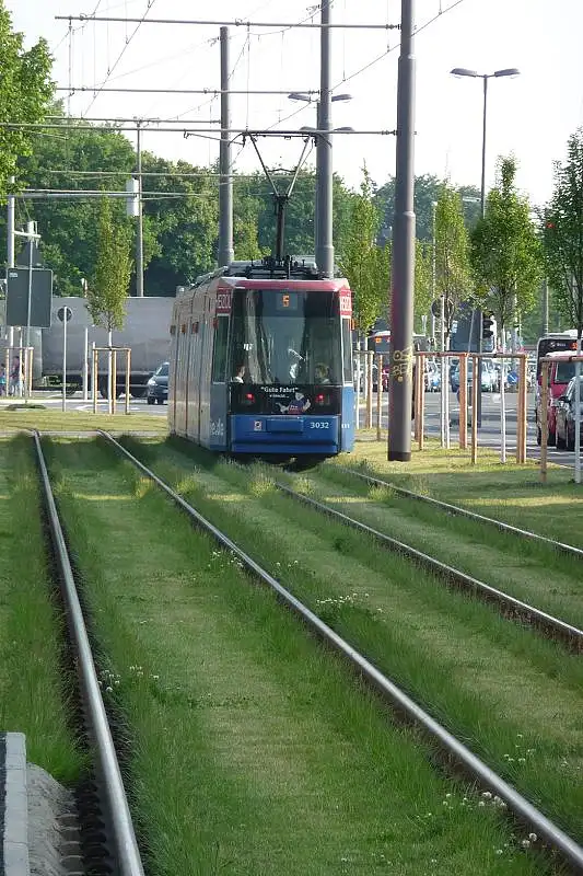 Stra&szlig;enbahn auf Rasengleis