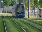 Straßenbahn auf Rasengleis