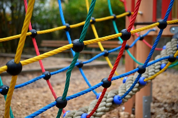 Klettergerüst mit bunten Seilen