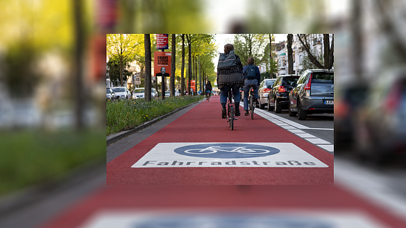 Fahrrad fahrende auf Radweg in Bremen