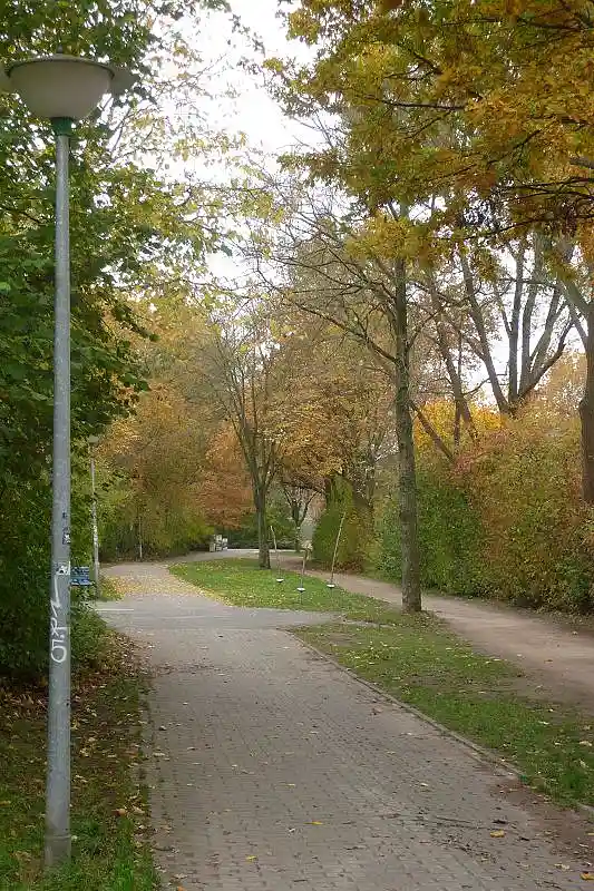 Wegeabschnitt in H&ouml;he der Kita Kornstra&szlig;e (vor Sanierung)