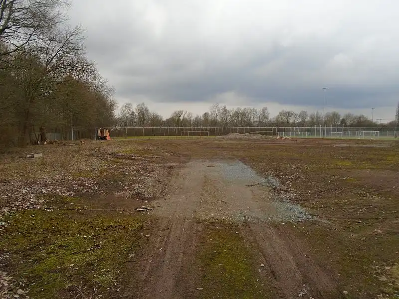 Brachliegender Sportplatz vor der Sanierung