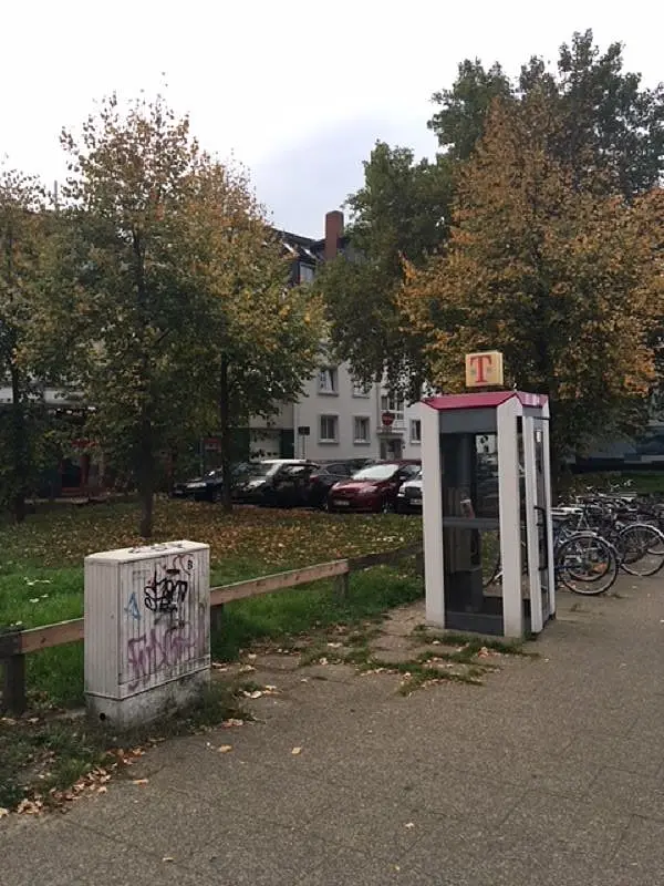 Platz mit Telefonzelle