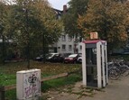 Platz mit Telefonzelle