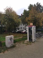 Platz mit Telefonzelle