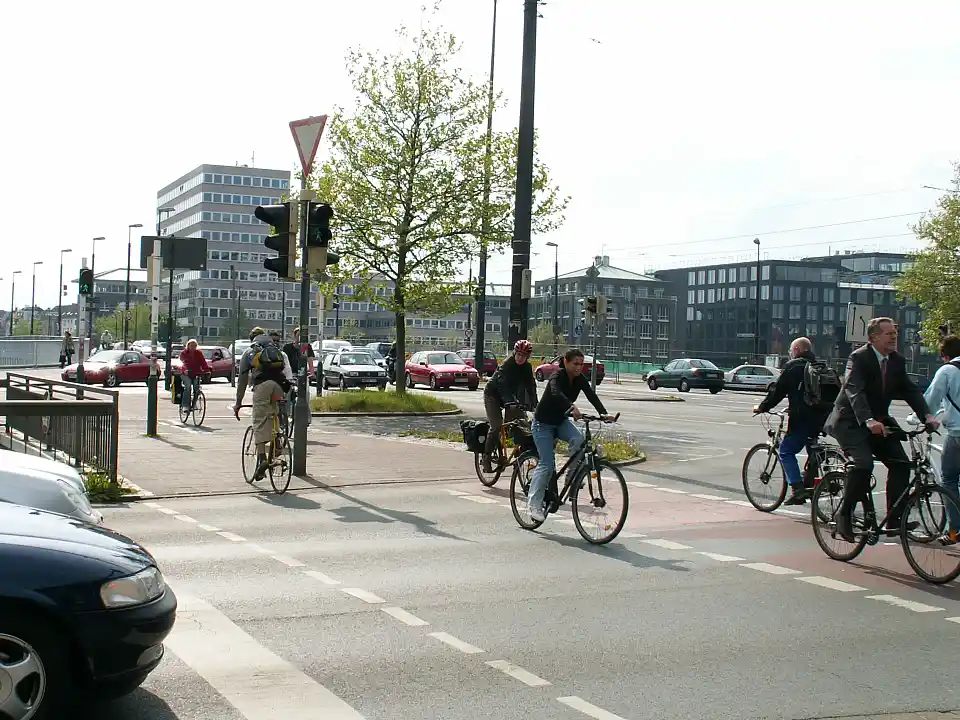 Radfahrer vor der Wilhelm-Kaisen-Br&uuml;cke heute. Quelle: KWK-Freiraumplanung
