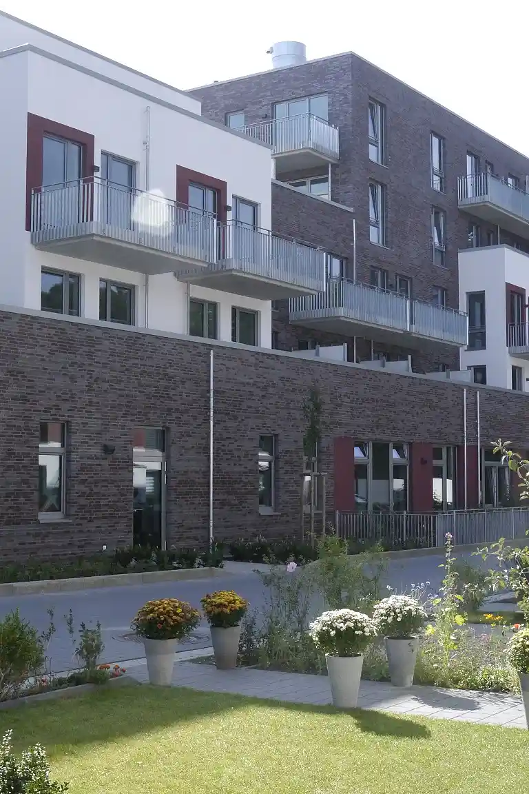 Vorg&auml;rten der Reihenh&auml;suer und R&uuml;ckfront des GEWOBA Neubaus