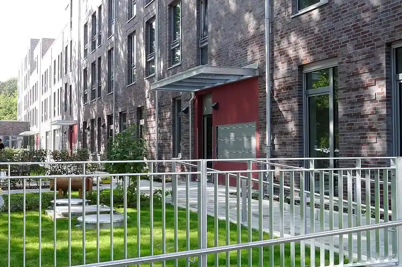 Vorzone mit Eing&auml;ngen am Niedersachsendamm