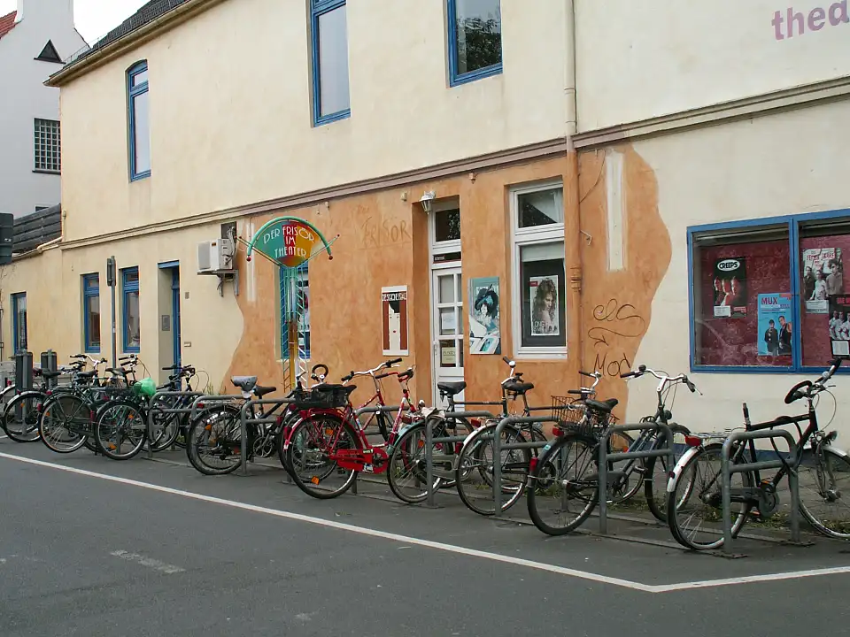 Fahrradparker am Schn&uuml;rschuh-Theater in der Neustadt. Quelle: KWK-Freiraum-Planung