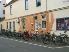 Fahrradparker am Schnürschuh-Theater in der Neustadt. Quelle: KWK-Freiraum-Planung