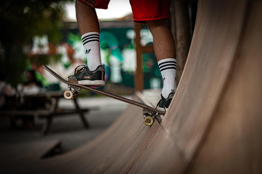 Beispielbild Skater an Rampe stehend