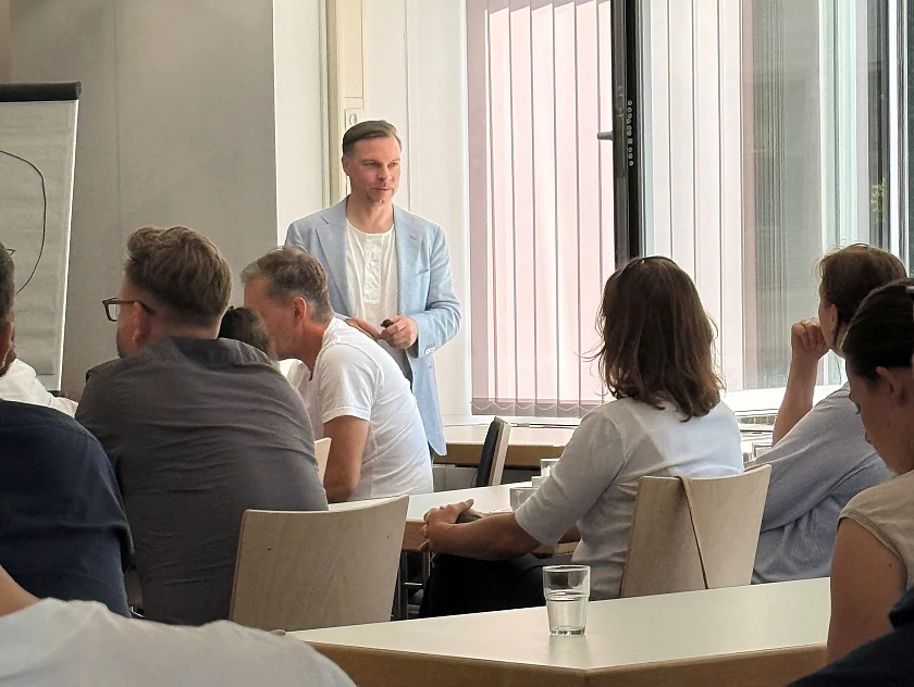 Senatsbaudirektor spricht vor der Delegation des Bayerischen Staatsministeriums für Wohnen, Bau und Verkehr