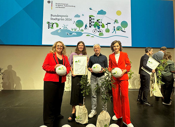 Bei der Übergabe des Bundespreises Stadtgrün (von links): Senatorin Özlem Ünsal, Miryam Blobel (Bauressort Bremen), Thomas Knode (Umweltressort Bremen), Elisabeth Kaiser (Parlamentarische Staatssekretärin bei der Bundesministerin für Wohnen, Stadtentwicklung und Bauwesen).