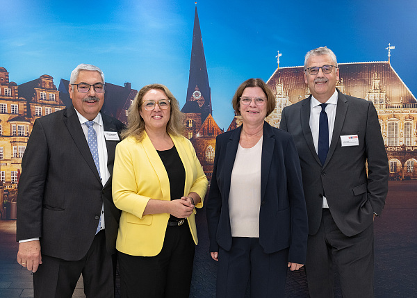 Melf Grantz, Oberbürgermeister von Bremerhaven, Özlem Ünsal, Senatorin für Bau, Mobilität und Stadtentwicklung, Kristina Vogt, Senatorin für Wirtschaft, Häfen und Transformation und Andreas Heyer, Vorsitzender der Geschäftsführung der WFB Wirtschaftsförderung Bremen GmbH (v.l.n.r.), eröffneten den Gemeinschaftsstand des Landes Bremen auf der Expo Real 2024.