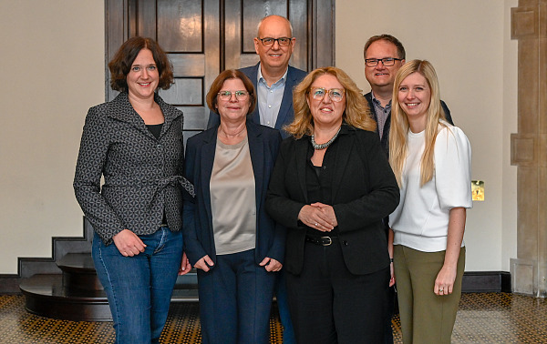 Senatskommission für Wohnungsbau hat unter dem Vorsitz von Bürgermeister Andreas Bovenschulte (3. von li.) ihre Arbeit aufgenommen. Stellvertretende Vorsitzende ist Özlem Ünsal, Senatorin für Bau, Mobilität und Stadtentwicklung (4. von li.). Weitere Mitglieder: die Senatorin für Umwelt, Klima und Wissenschaft, Kathrin Moosdorf (li.), die Senatorin für Wirtschaft, Häfen und Transformation, Kristina Vogt (2. von li.), der Senator für Finanzen, Björn Fecker (2. von re.) und die Senatorin für Arbeit, Soziales, Jugend und Integration, Claudia Schilling, hier vertreten durch Staatsrätin Kirsten Kreutzer (re.). Foto: Senatspressestelle