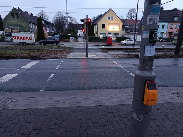 Die Querung nach den baulichen Anpassungen wie Pflasterwechsel, Bordsteinabsenkungen und Verlegung von Noppen-Rillen-Platten für Sehbeeinträchtige. 