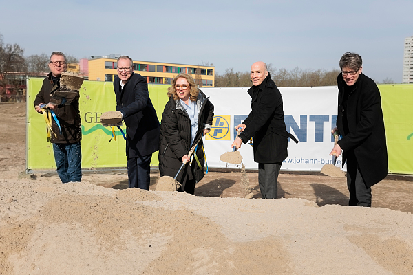 Spatenstich für das Nordquartier Tenever: von links nach rechts: Lars Brennecke (Edeka), Hergen Stolle (Firma Bunte), Senatorin Özlem Ünsal, Gewoba-Vorstand Dr. Christian Jaeger und Georg Schönborn (Architekturbüro Schönborn Schmitz