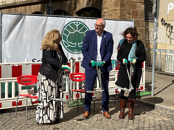 Bausenatorin Özlem Ünsal, Bürgermeister Andreas Bovenschulte und Klimasenatorin Kathrin Moosdorf (von links) beim Start des Umbaus der Dechanatstraße zu Bremens erster Klimastraße.