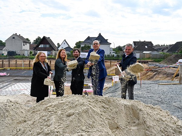 Spatenstich für die Grundschule im Dillener Quartier: Senatorin für Bau, Mobilität und Stadtentwicklung Özlem Ünsal, Imke Tammeus (Schulleitung der Schule im Dillener Quartier), Patrick Müller (Stellvertretender Schulleiter der Schule im Dillener Quartier), Bürgermeister Andreas Bovenschulte und Bernd Botzenhardt (Vorsitzender Geschäftsführer der Brebau) (v.l.)