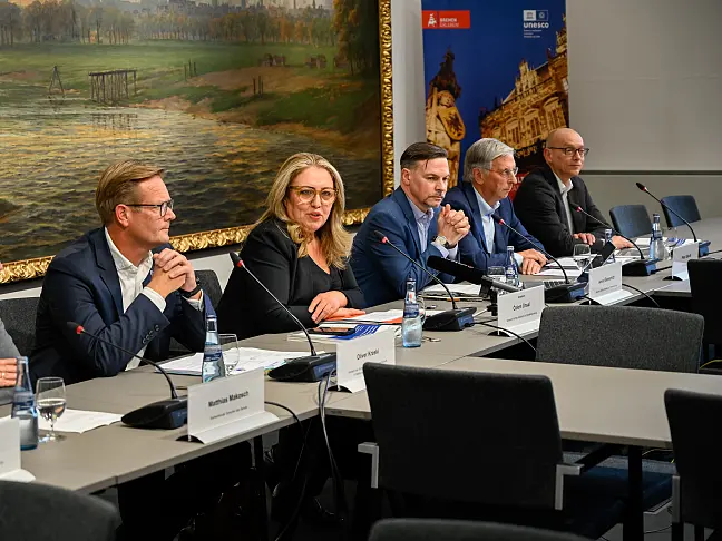 Bausenatorin Özlem Ünsal und weitere Beteiligte der Senatskommission Wohnungsbau bei der Pressekonferenz.