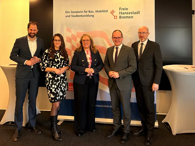 Beschlossen eine Erklärung zur Beschleunigung des Wohnungsbaus während des 3. Wohngipfels in Bremen (von links): Dr. Frederik Hogrefe (zuständiger Innenstaatssekretär Schleswig-Holsteins für das Bauen), Karen Pein (Senatorin für Stadtentwicklung und Wohnen der Freien und Hansestadt Hamburg), Bremens Bausenatorin Özlem Ünsal, Grant Hendrik Tonne (Niedersachsens Wirtschafts- und Bauminister), Christian Pegel (Minister für Inneres und Bau Mecklenburg-Vorpommern)