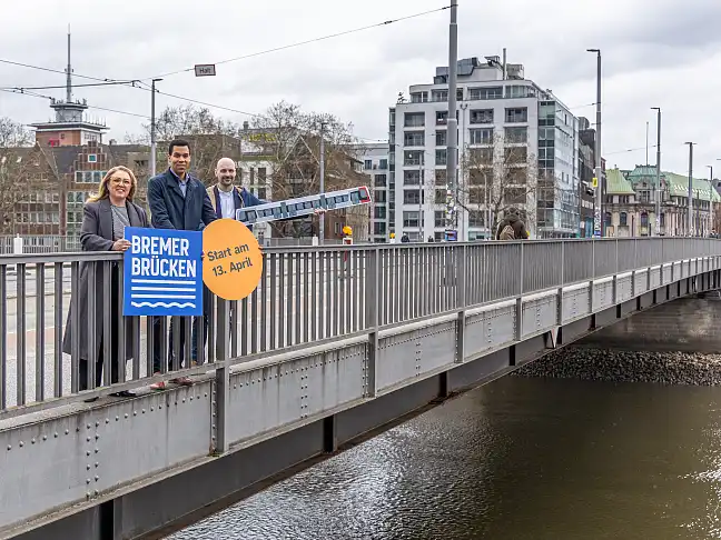Freuen sich über die Wiederaufnahme des Straßenbahnverkehrs auf der Brücke: Mobilitätssenatorin Özlem Ünsal (v.l.), Rick Graue, Leiter des Amtes für Straßen und Verkehr, sowie Lars Dege, Fachbereichsleiter Verkehrs- und Angebotsplanung bei der BSAG.
