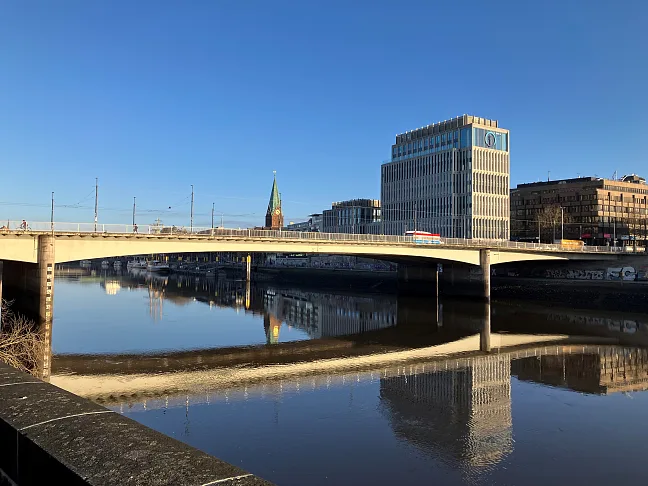 Blick vom Neustadtsufer auf die Wilhelm-Kaisen-Brücke