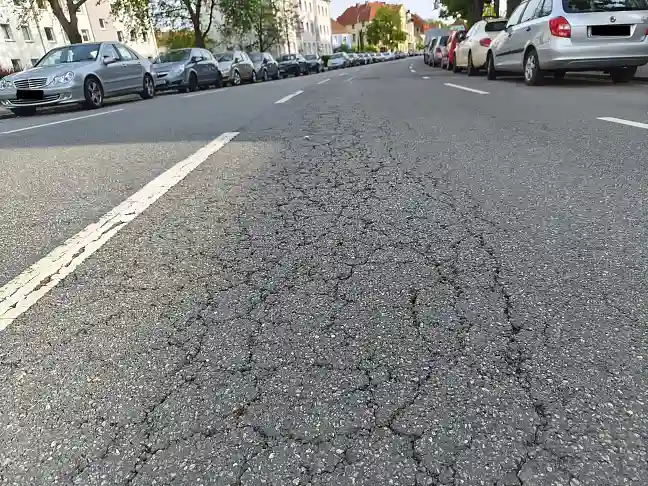 Straßenschäden in der Fahrbahndecke