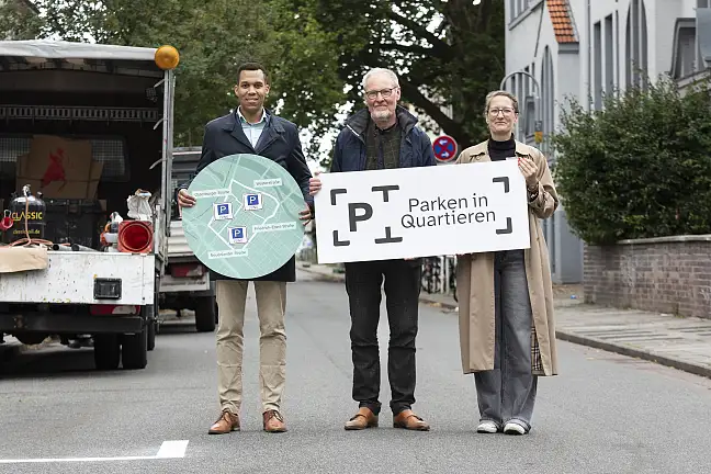 Start der Neuordnung des Parkens in der Neustadt West: ASV Leiter Rick Graue (v.l.), Staatsrat Dr. Ralph Baumheier und die stellvertretende Beiratssprecherin Vibke Martens informieren vor Ort in der Oderstraße über die ersten Markierungen