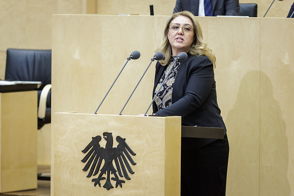 Senatorin Özlem Ünsal hält eine Rede bei der Bundesratssitzung in Berlin