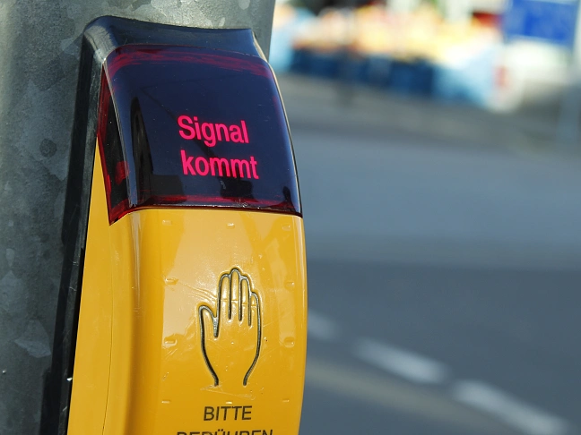 Beispielbild Ampel Signaltaster für leichtere Querung von Straßen