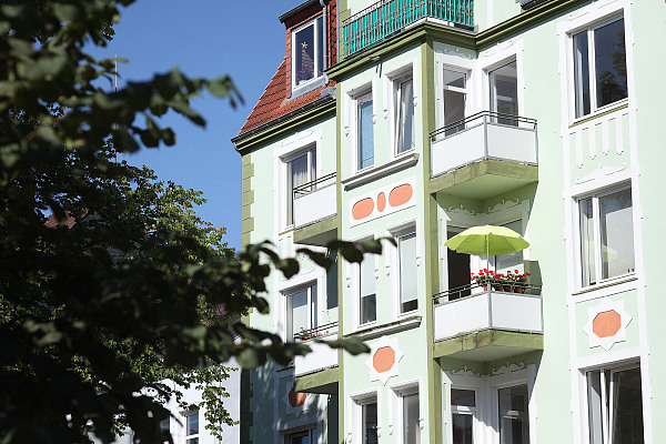 Beispielbild eines Miethauses, Altbau weiß-grün gestrichen