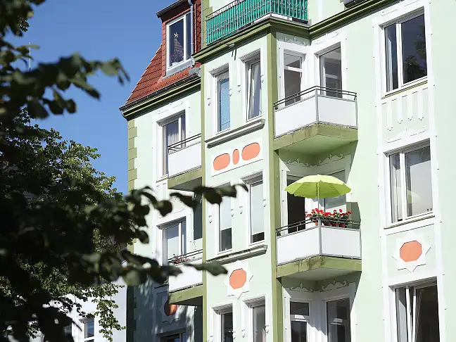 Beispiel eines Miethauses, Altbau, grün angestrichen