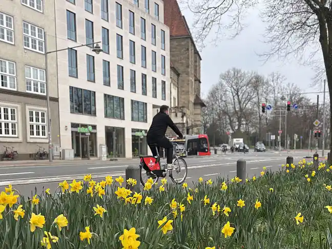 Mann fährt auf einem Bre.Bike auf dem Radweg am Wall