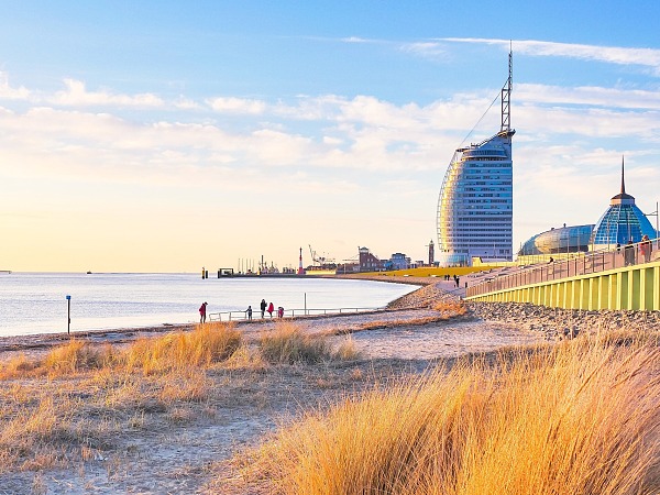 Ansicht eines bekannten Hotels an der Wesermündung in Bremerhaven