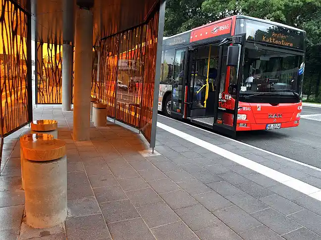 Bus der BSAG stehend an Bushaltestelle in Bremen