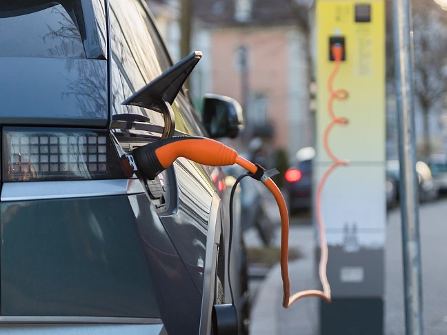 Beispielbild Auto an E-Ladestele