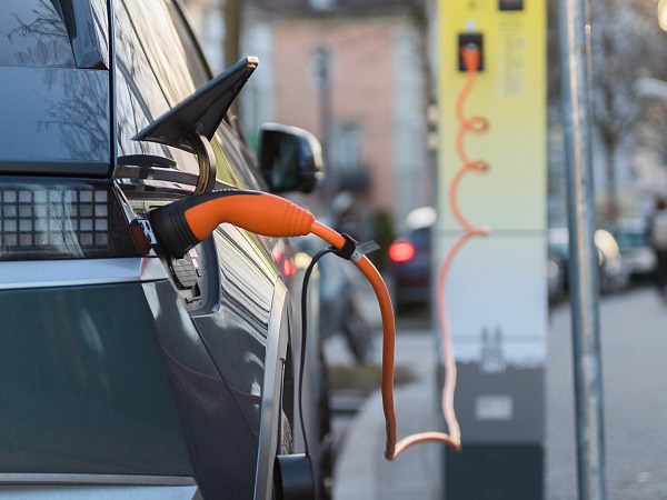 E-Autos an Ladestation als symbolisches Bild