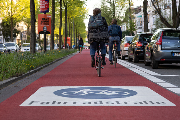 Fahrradefahrende auf einer Fahrradstraße in Bremen