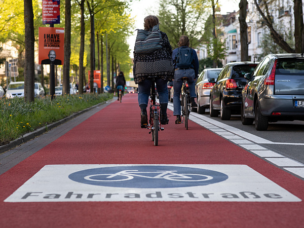 Radfahrende auf der Parkallee