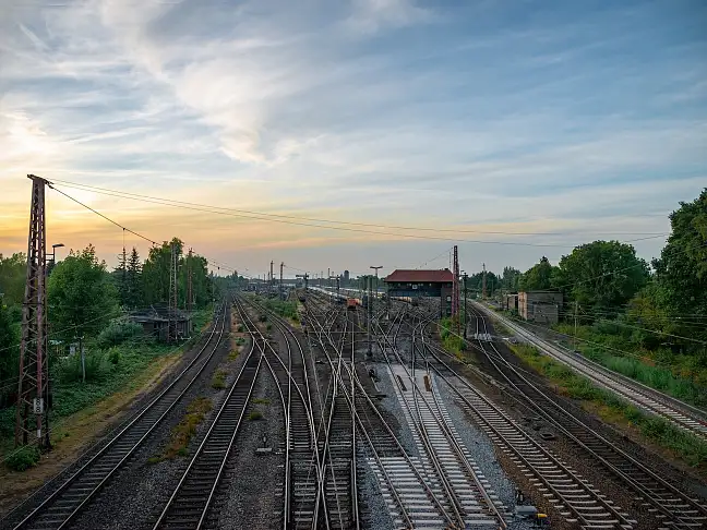 Gleise, die zum Bremer Hauptbahnhof führen