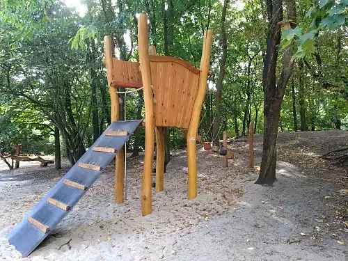 Ansicht des Kletterturms auf dem Spielgelände