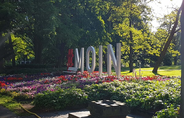 Das MOIN-Schild in den Bremer Wallanlagen