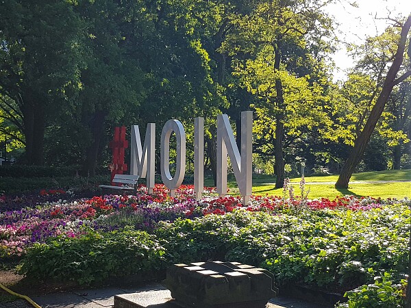 Das MOIN-Schild in den Bremer Wallanlagen
