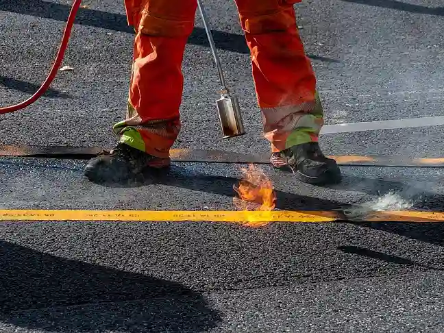 Arbeiter bei Straßensanierungsmaßnahmen