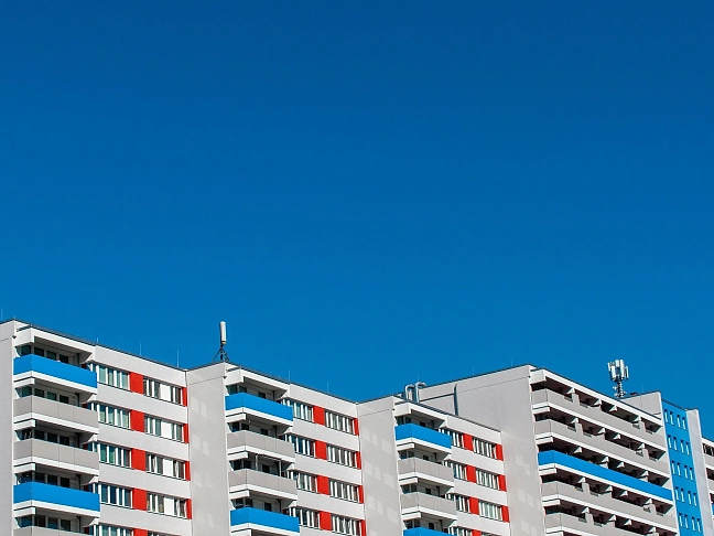 Mehrfamilienhäuser vor blauem Himmel