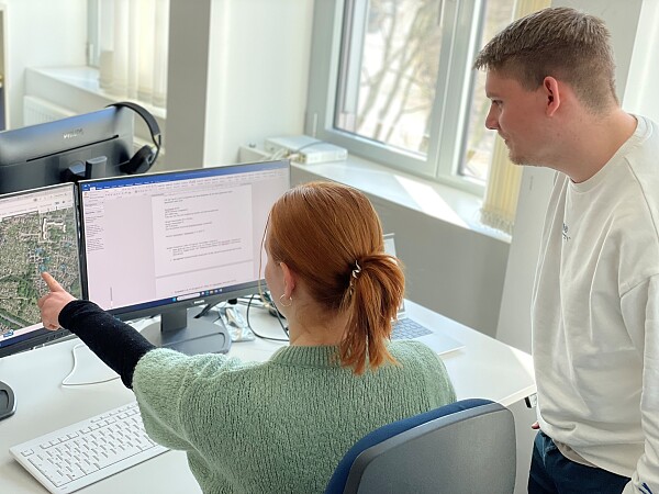 Praktikanten bei der Arbeit in der Abteilung der Stadtentwicklung in Bremen
