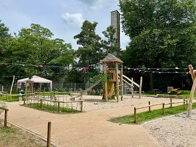 Blick auf den neugestalteten Spielplatz Halmerweg