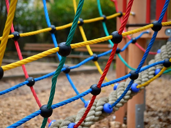Ein Klettergerüst eines Spielplatzes als Veranschaulichung